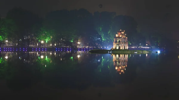  Hoan Kiem Gölü manzarası. dece üzerinde