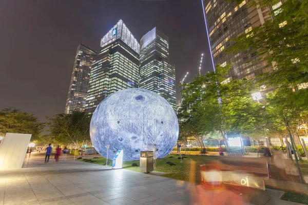 Otobüs içinde uzun boylu ve modern gökdelenler