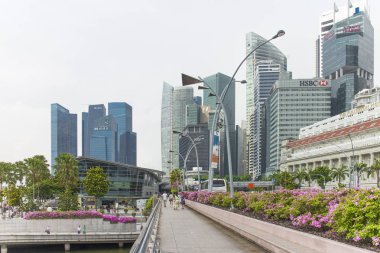 Otobüs içinde uzun boylu ve modern gökdelenler