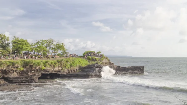 Turistler yürüyüş Tanah Lo yakınındaki