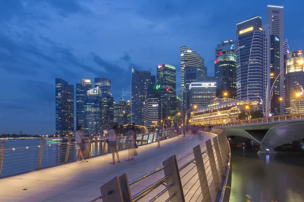 Otobüs içinde uzun boylu ve modern gökdelenler