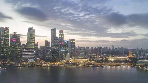 Otobüs içinde uzun boylu ve modern gökdelenler