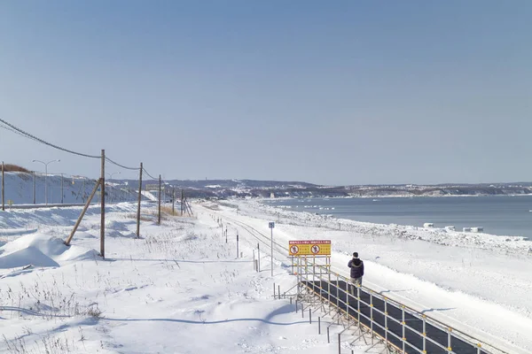 En strand är täckt av snö i Hok — Stockfoto