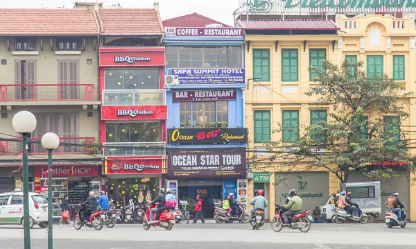 Sonbahar Septemb on sokakta Hanoi