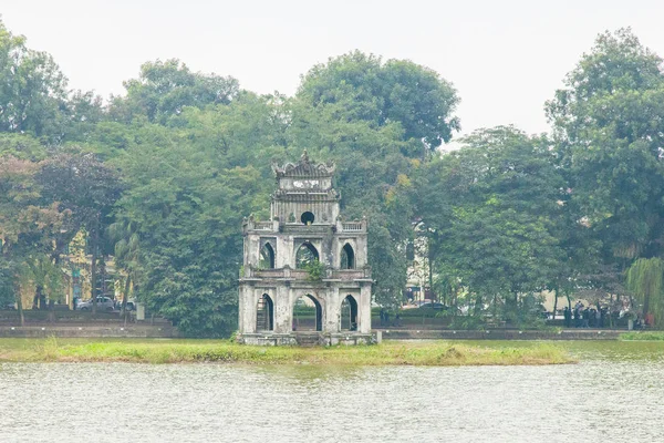 Hoan Kiem Gölü manzarası. dece üzerinde