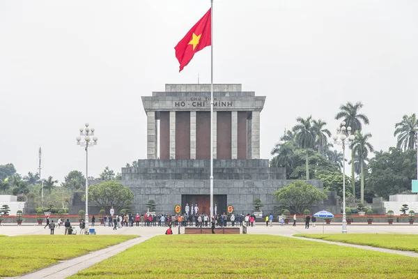 Ho Chi Minh Mausol ziyaretçi