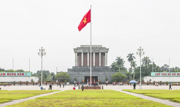Visiteurs au Ho Chi Minh Mausol — Photo