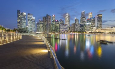 Otobüs içinde uzun boylu ve modern gökdelenler