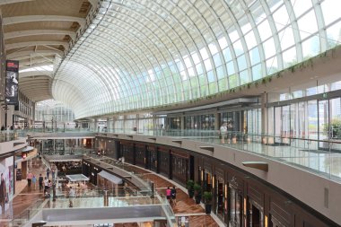 Marina Bay Sands Resort gece görünümü 