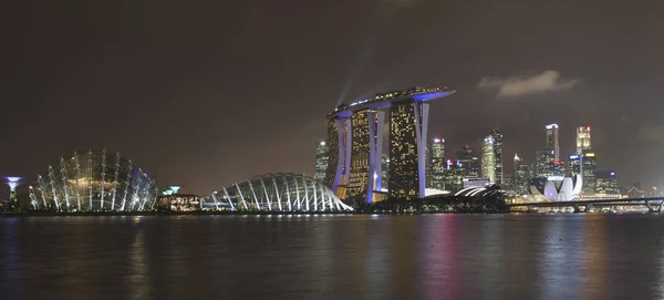 Ночной вид на Marina Bay Sands Resort — стоковое фото