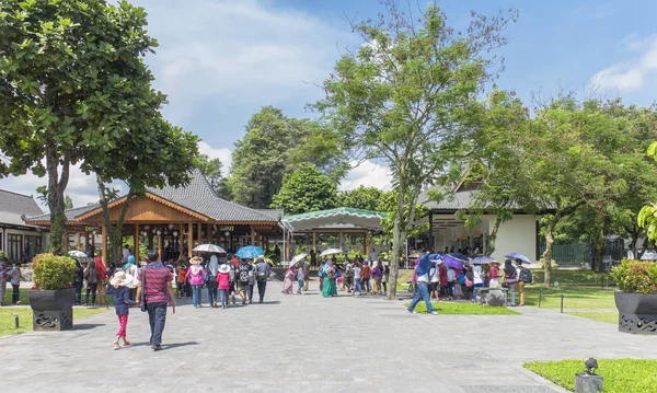 Touristes en visite à Prambanan — Photo