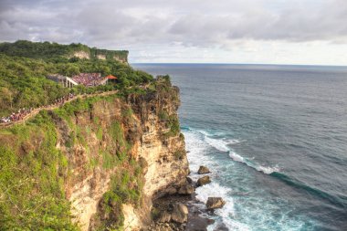 Turistler yürüyüş Tanah Lo yakınındaki
