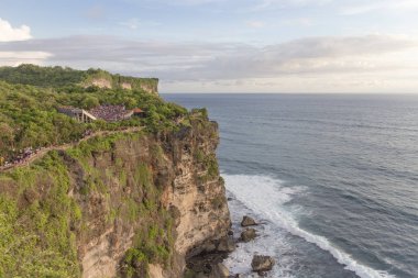 Turistler yürüyüş Tanah Lo yakınındaki