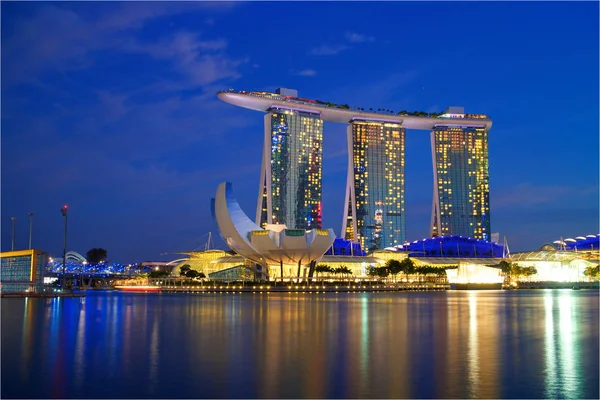 De weergave van de nacht van Marina Bay Sands Resort — Stockfoto