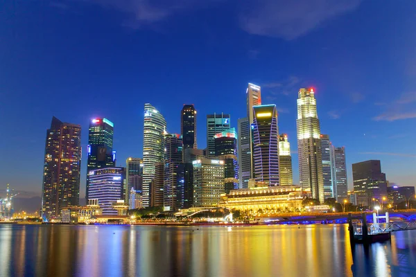 Otobüs içinde uzun boylu ve modern gökdelenler