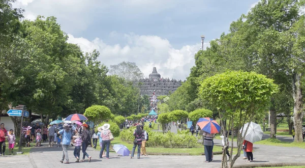 Turister som besöker Prambanan Royaltyfria Stockfoton