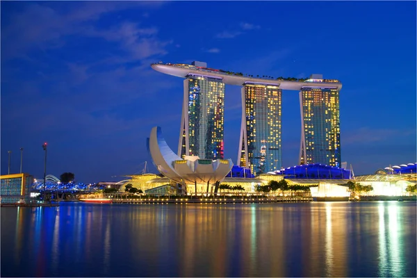 Vyn natt på Marina Bay Sands Resort Royaltyfria Stockfoton