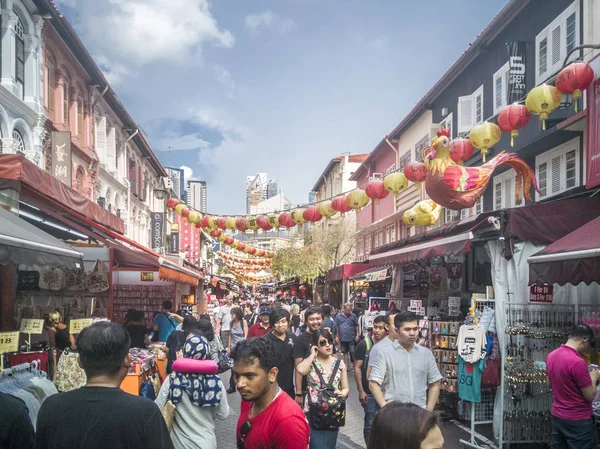 Gatuvy över Chinatown i Singapo Stockbild