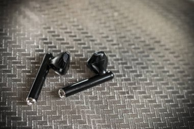 Belgrad, Sırbistan 18 Kasım 2019: Huawei Freebuds siyah renkli 3 kulaklık