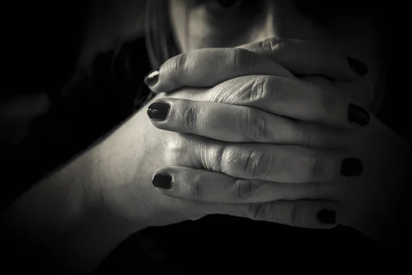 Siyah Beyaz Dua Eden Kadınların Yakın Çekimi — Stok fotoğraf