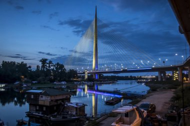 Belgrad 'daki Ada Köprüsü' nün akşam fotoğrafı