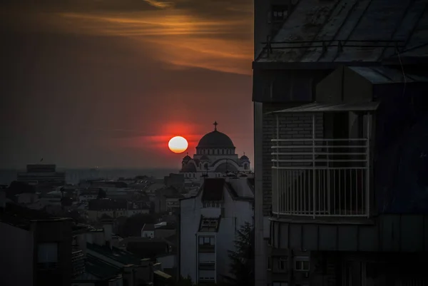 夕日の間に聖サヴァ神殿とベオグラードの屋根のパノラマビュー — ストック写真