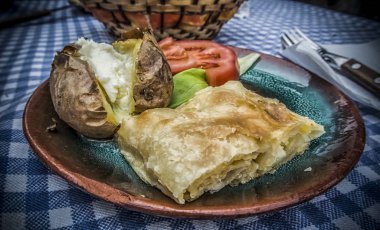 Sırp geleneksel aperatifi peynirli turta ve kremalı fırında patates