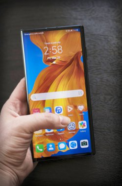 Belgrad, Sırbistan 23 Mart 2020: Huawei Mate bir kadının elinde X-Telefonu