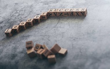 Lider 'in tahta küplü mektubu, Başarı ve kopya uzayı ile başarısızlık. Motivasyon fikri ve iş vizyonu ve kurumsal yönetim stratejisinde ilham. Liderlik, başarıya ulaşmak için takım çalışmasına liderlik eder.