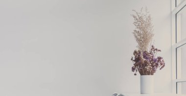 Pencerenin yanındaki masada, fotokopi alanı olan beyaz kavanozda kurumuş çiçekler. Oturma odası, modern konut ya da apartman dairesi için asgari ve sade dekorasyon. İleti, alıntı veya metin için boş alan.