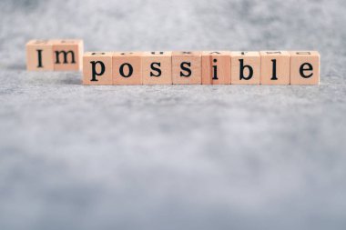 Tahta küp harfli kelime mümkün. Motivasyon fikri ve iş vizyonu ve kurumsal yönetim stratejisinde ilham. Liderlik, başarıya ulaşmak için takım çalışmasına öncülük eder. Tavır veya zihniyette değişiklik