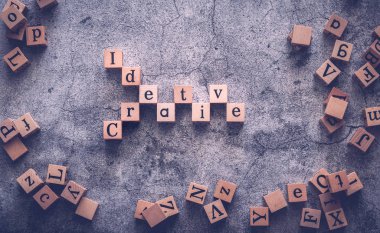 Fikir ve Yaratıcı 'nın kopyalama alanı içeren küp harfli sözcüğü. Motivasyon fikri veya iş vizyonu ve kurumsal yönetim stratejisinde ilham. Liderlik takımı hedefe ya da başarıya ulaşacak