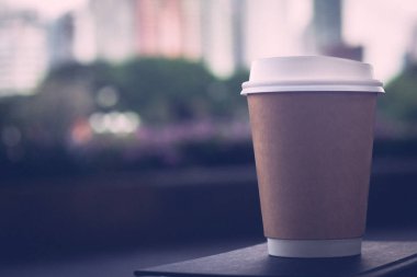 Parkta fotokopi alanı olan kahverengi kağıt kahve fotografları. İçecekten zevk alma kavramı ve dinlenmek ve rahatlamak için keyifli bir zaman. Nesne fotoğrafı markalaşma ve logo için maket yapın.