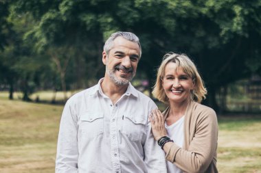  Mutlu bir şekilde kucaklaşan ya da romantik bir anda kucaklaşan yaşlı ve güzel bir çift. Sıcak kalp evliliği, sevgili bağı ve ilişki. Karı koca aşk fotoğrafı konseptinde..
