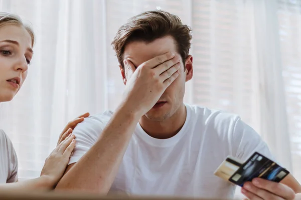 Stresli Kafkasyalı çift kredi kartı ekstresi ya da alışveriş masrafları. Sevgili maddi risk, kriz ve kötü alışveriş alışkanlıkları. Para eksikliği disiplin, planlama ve danışmanlık