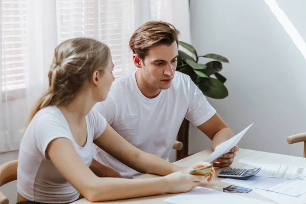 Stresli Kafkasyalı çift kredi kartı ekstresi ya da alışveriş masrafları. Sevgili maddi risk, kriz ve kötü alışveriş alışkanlıkları. Para eksikliği disiplin, planlama ve danışmanlık