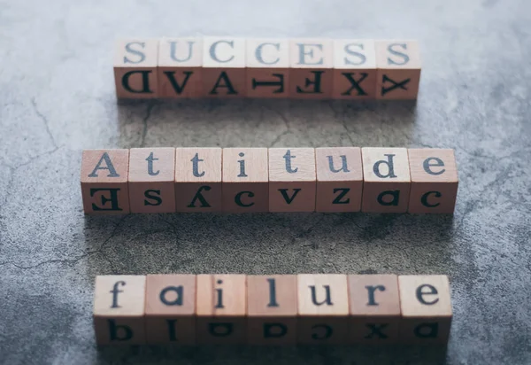 Houten kubus brief van houding en succes en mislukking. — Stockfoto