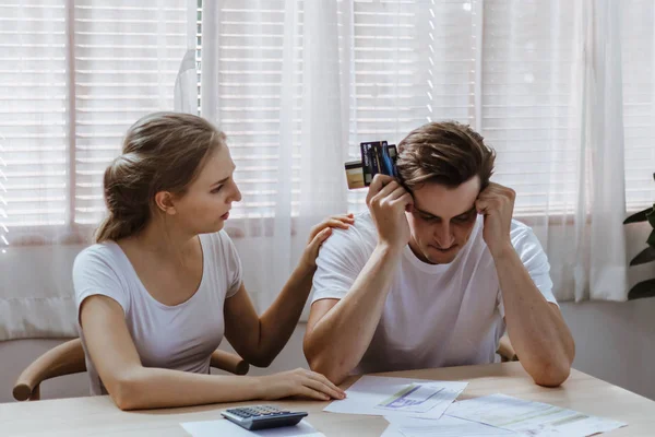 Stresli Kafkasyalı çift kredi kartı ekstresi ya da alışveriş masrafları. Sevgili maddi risk, kriz ve kötü alışveriş alışkanlıkları. Para eksikliği disiplin, planlama ve danışmanlık
