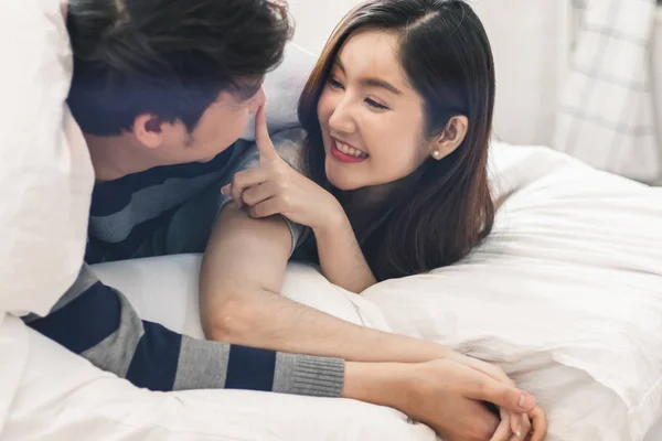 낭만적 아시아인 미소를 남녀가 행복하게 포옹을 낭만적 순간에 마음의 생활과 — 스톡 사진