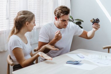 Stresli Kafkasyalı çift kredi kartı ekstresi ya da alışveriş masrafları. Sevgili maddi risk, kriz ve kötü alışveriş alışkanlıkları. Para eksikliği disiplin, planlama ve danışmanlık