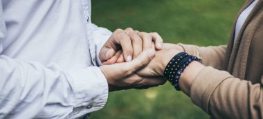 Sevimli yaşlı, gülümseyen çift ve kadın sonsuza dek aşk sözü veriyor ya da romantik bir anda özen gösteriyorlar. Sıcak kalp evliliği, sevgili bağı ve ilişki. Aşk fotoğrafı.