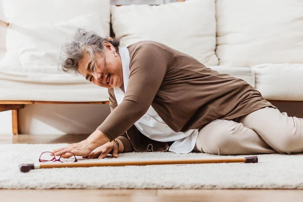 Asiatique Femme Âgée Tombant Couché Sur Sol Maison Seul Douleur — Photo