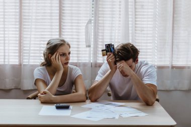 Stresli Kafkasyalı çift kredi kartı ekstresi ya da alışveriş masrafları. Sevgili maddi risk, kriz ve kötü alışveriş alışkanlıkları. Para eksikliği disiplin, planlama ve danışmanlık