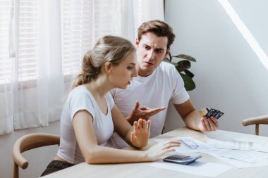 Stresli Kafkasyalı çift kredi kartı ekstresi ya da alışveriş masrafları. Sevgili maddi risk, kriz ve kötü alışveriş alışkanlıkları. Para eksikliği disiplin, planlama ve danışmanlık