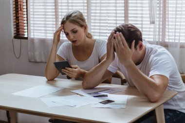 Stresli Kafkasyalı çift kredi kartı ekstresi ya da alışveriş masrafları. Sevgili maddi risk, kriz ve kötü alışveriş alışkanlıkları. Para eksikliği disiplin, planlama ve danışmanlık