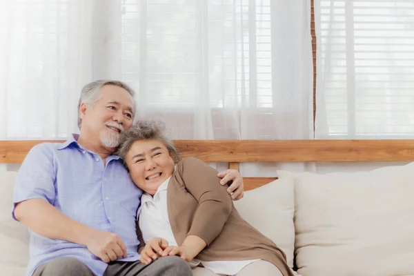 Mutlu Asyalı son sınıf çifti romantik bir anda evdeki kanepede birlikte kalıyorlar. Emekli, yaşlı, gülümseyen, büyük anne ve büyük baba aşığının kucaklaşması, sevgiyle kucaklaşması ve el ele tutuşması. Yaşlıların emeklilik hayatı