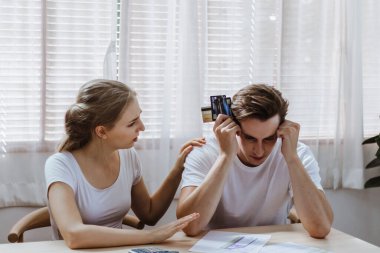 Stresli Kafkasyalı çift kredi kartı ekstresi ya da alışveriş masrafları. Sevgili maddi risk, kriz ve kötü alışveriş alışkanlıkları. Para eksikliği disiplin, planlama ve danışmanlık