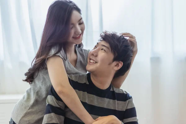 스러운 아시아인의 미소는 행복하게 포옹하거나 낭만적 순간에 포옹하는 남녀의 모습을 — 스톡 사진