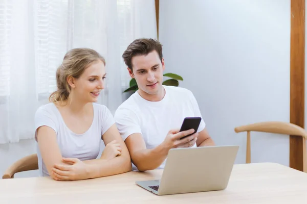 Casal Caucasiano Sorridente Usando Smartphone Para Webinar Compras Line Navegando — Fotografia de Stock