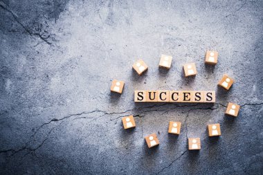 Başarı sözcüğünün tahta küpü & kopyalama alanı olan insanlar simgesi. Beyin yıkama, takım çalışması, ortaklık işbirliği ve işbirliği kavramları. İş hedefine ulaşmak için motivasyon fikirleri.